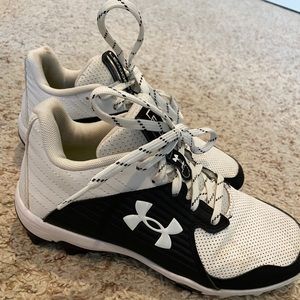 Under Armour Leadoff Youth softball or baseball cleats sz 4.5